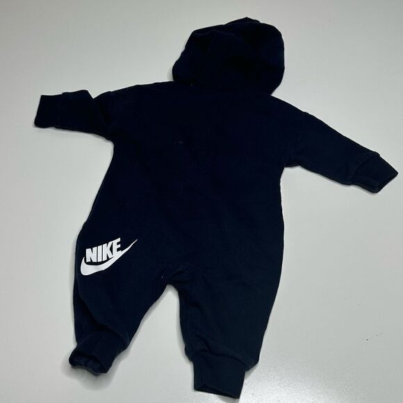 Nike newborn black and white‎ full zip onesie. - Picture 4 of 6